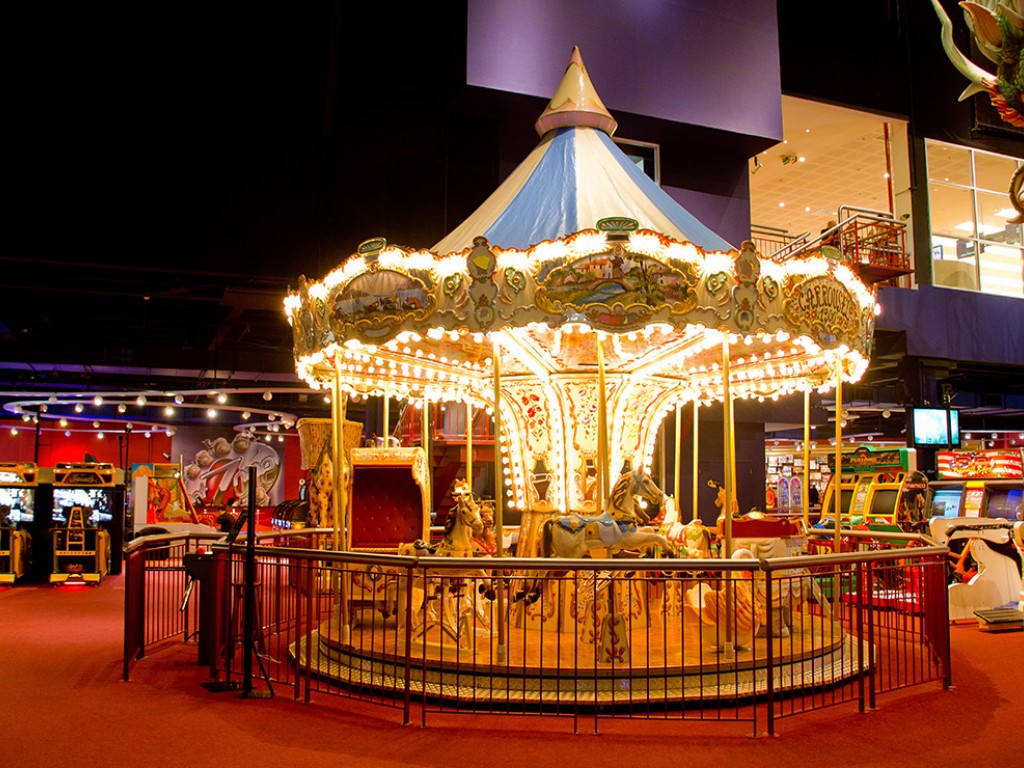 Carrossel de atrações divertido conceito de parque de